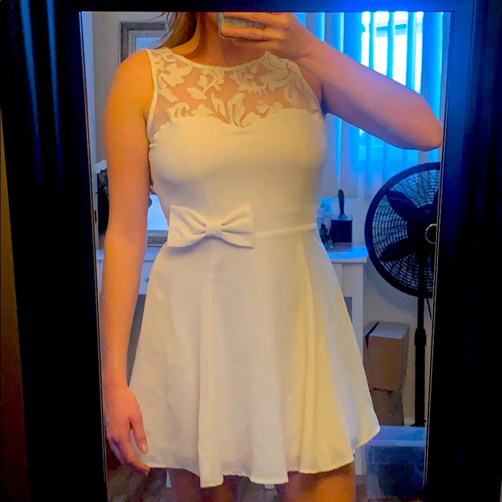 Girly bow dress 👗 in cream color